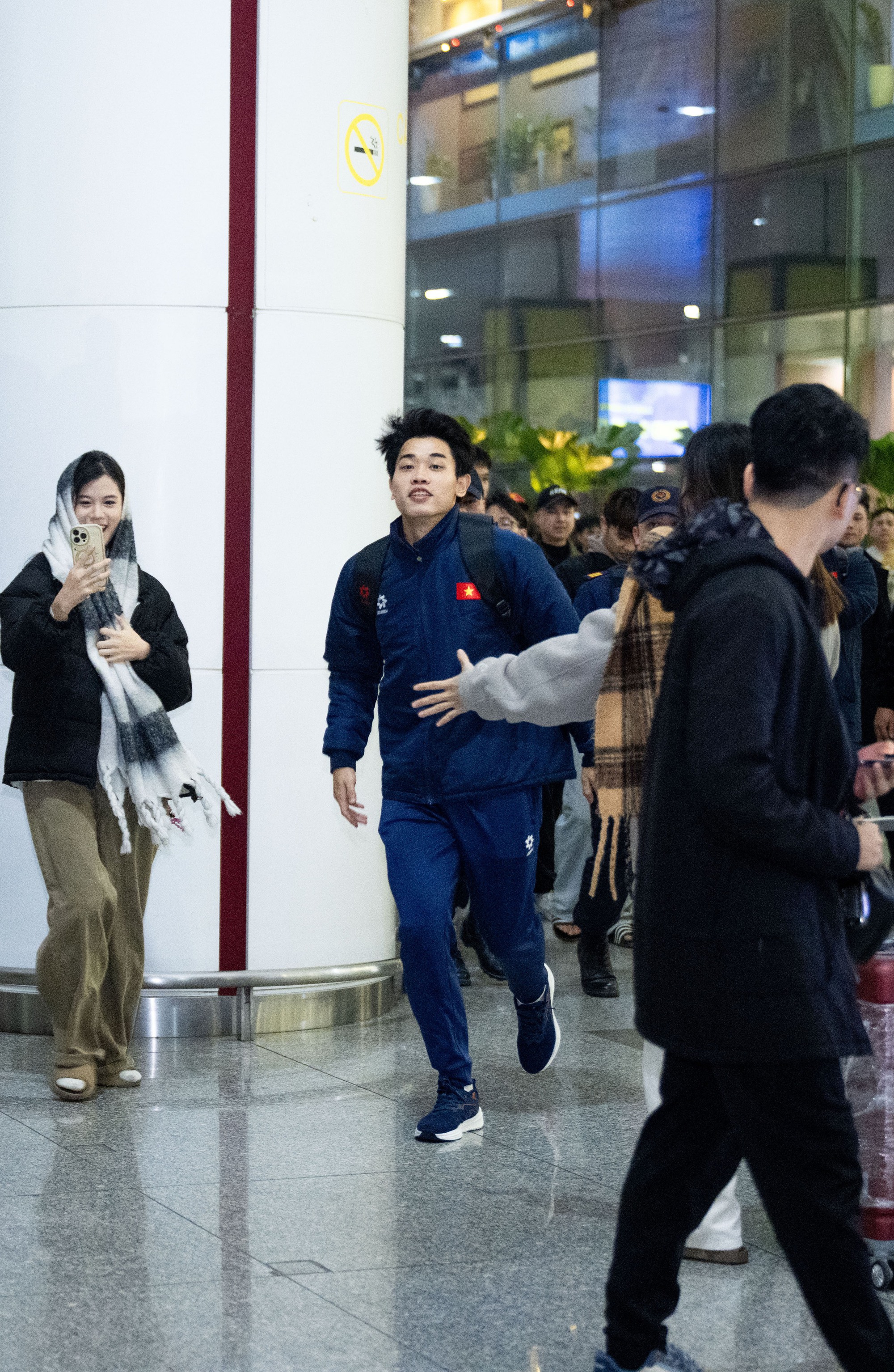 Mang 100 chiếc cam trạm tỷ đến đây để visual này cân tất: Đình Bắc vội chạy ra xe về quê thôi cũng giật Mang 100 chiếc cam trạm tỷ đến đây để visual này cân tất: Đình Bắc vội chạy ra xe về quê thôi cũng giật