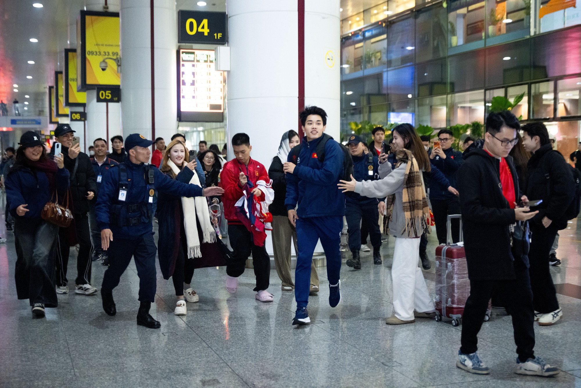 Mang 100 chiếc cam trạm tỷ đến đây để visual này cân tất: Đình Bắc vội chạy ra xe về quê thôi cũng giật Mang 100 chiếc cam trạm tỷ đến đây để visual này cân tất: Đình Bắc vội chạy ra xe về quê thôi cũng giật