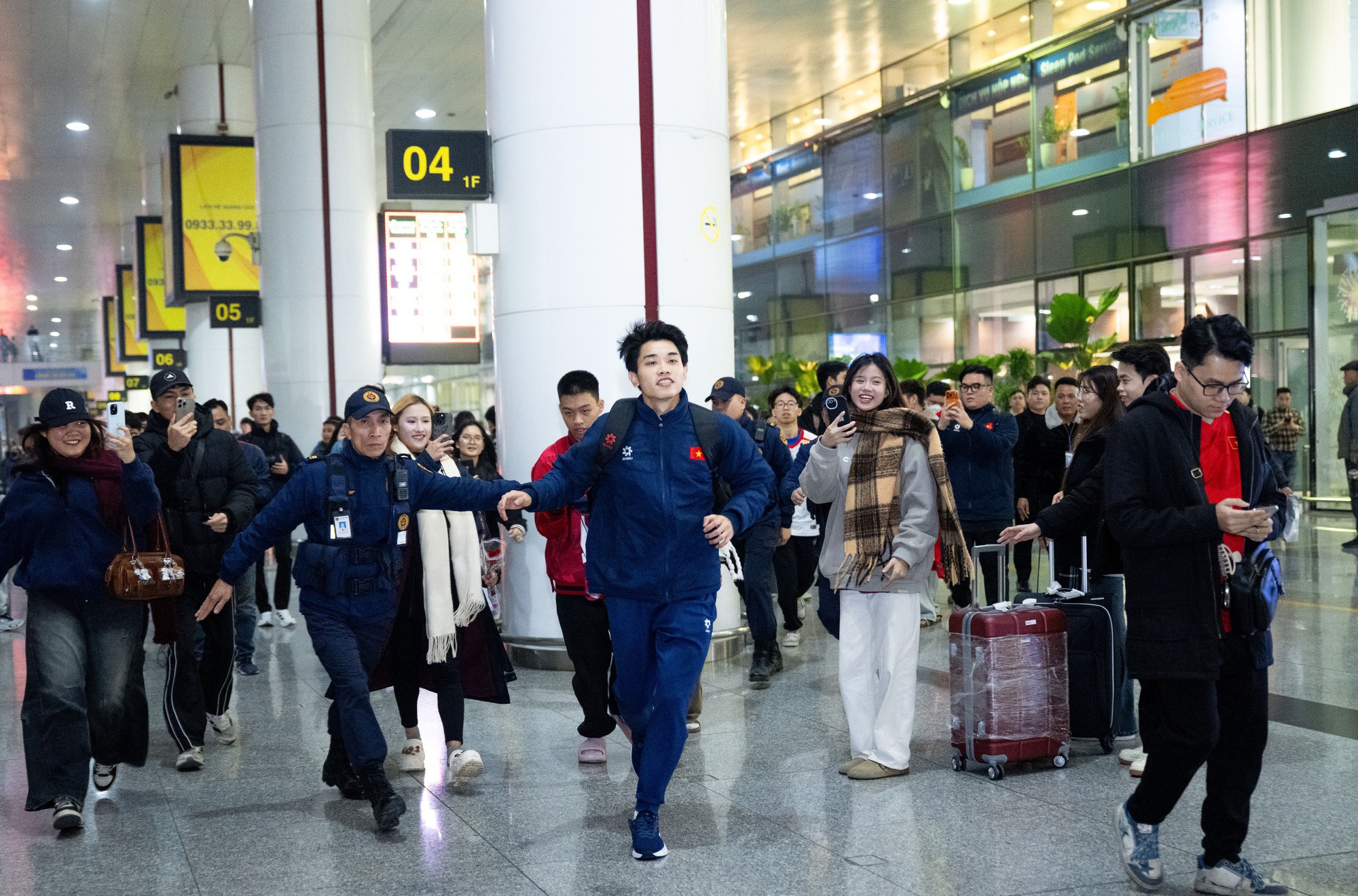 Mang 100 chiếc cam trạm tỷ đến đây để visual này cân tất: Đình Bắc vội chạy ra xe về quê thôi cũng giật Mang 100 chiếc cam trạm tỷ đến đây để visual này cân tất: Đình Bắc vội chạy ra xe về quê thôi cũng giật