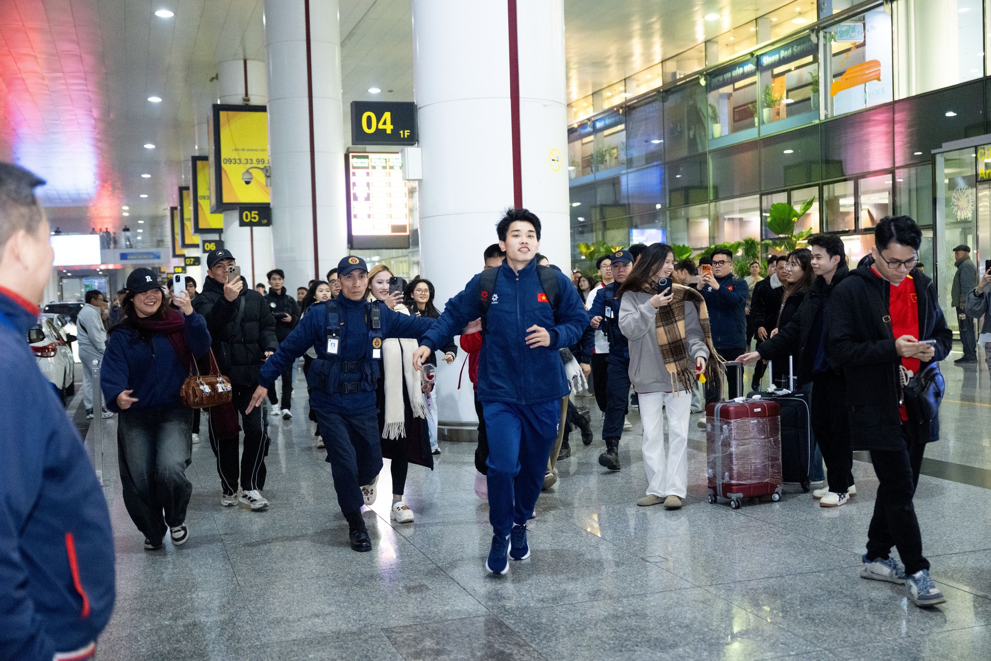 Mang 100 chiếc cam trạm tỷ đến đây để visual này cân tất: Đình Bắc vội chạy ra xe về quê thôi cũng giật Mang 100 chiếc cam trạm tỷ đến đây để visual này cân tất: Đình Bắc vội chạy ra xe về quê thôi cũng giật