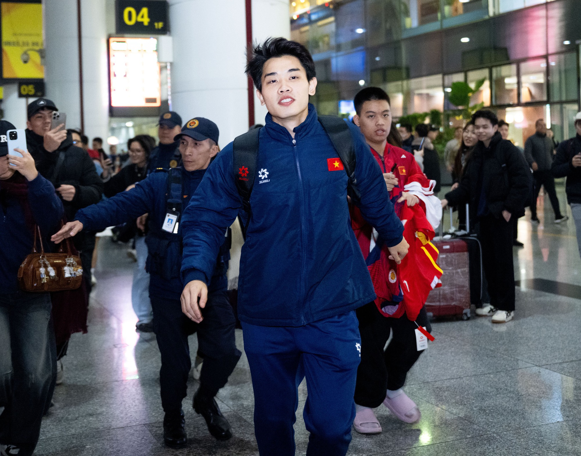 Mang 100 chiếc cam trạm tỷ đến đây để visual này cân tất: Đình Bắc vội chạy ra xe về quê thôi cũng giật Mang 100 chiếc cam trạm tỷ đến đây để visual này cân tất: Đình Bắc vội chạy ra xe về quê thôi cũng giật