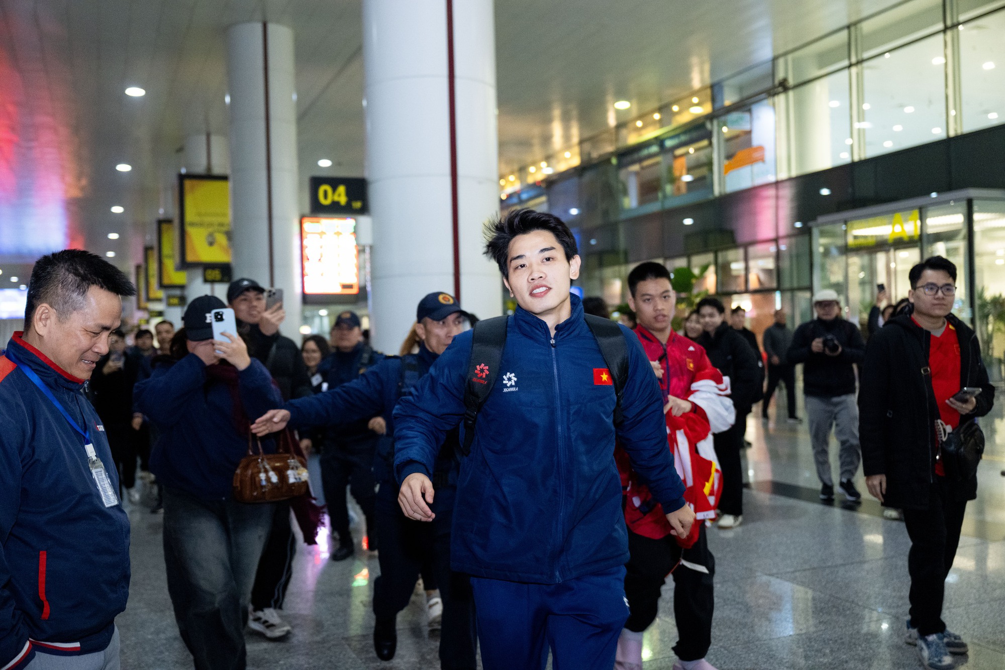 Mang 100 chiếc cam trạm tỷ đến đây để visual này cân tất: Đình Bắc vội chạy ra xe về quê thôi cũng giật Mang 100 chiếc cam trạm tỷ đến đây để visual này cân tất: Đình Bắc vội chạy ra xe về quê thôi cũng giật