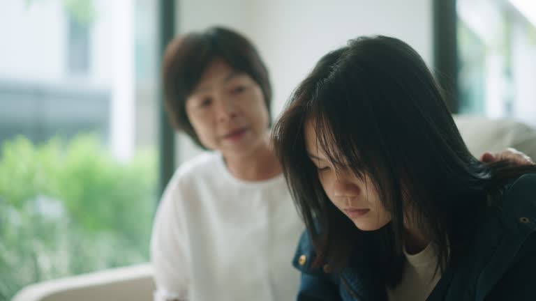 Đọc vụ b&eacute; g&aacute;i 12 tuổi ở H&agrave; Nội, t&ocirc;i đắng l&ograve;ng: Tại sao trẻ tin rằng, ngo&agrave;i kia c&oacute; nơi ch&agrave;o đ&oacute;n m&igrave;nh hơn căn nh&agrave; đang sống?- Ảnh 1.