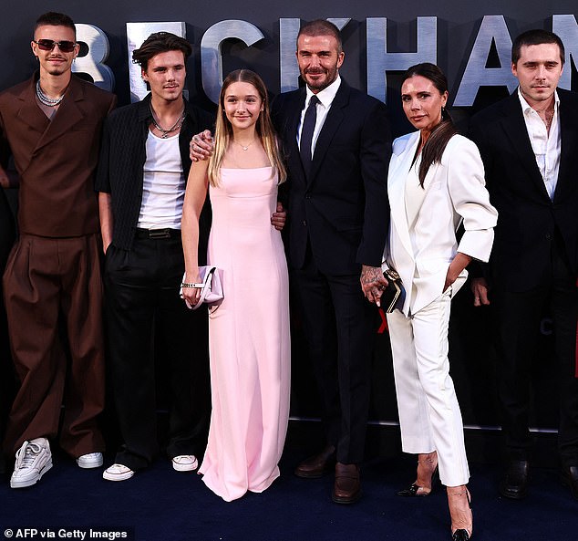 Bạn bè của Victoria Beckham bức xúc: Tại sao cô ấy không được nhảy thân mật với con trai của mình?- Ảnh 7. Bạn bè của Victoria Beckham bức xúc: Tại sao cô ấy không được nhảy thân mật với con trai của mình?- Ảnh 7.