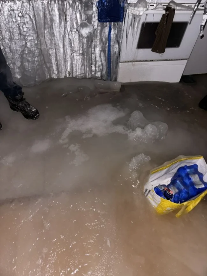 Chủ 'kh&oacute;c r&ograve;ng' khi thấy nh&agrave; th&agrave;nh 'l&acirc;u đ&agrave;i băng' do người thu&ecirc; tiết kiệm điện- Ảnh 3.