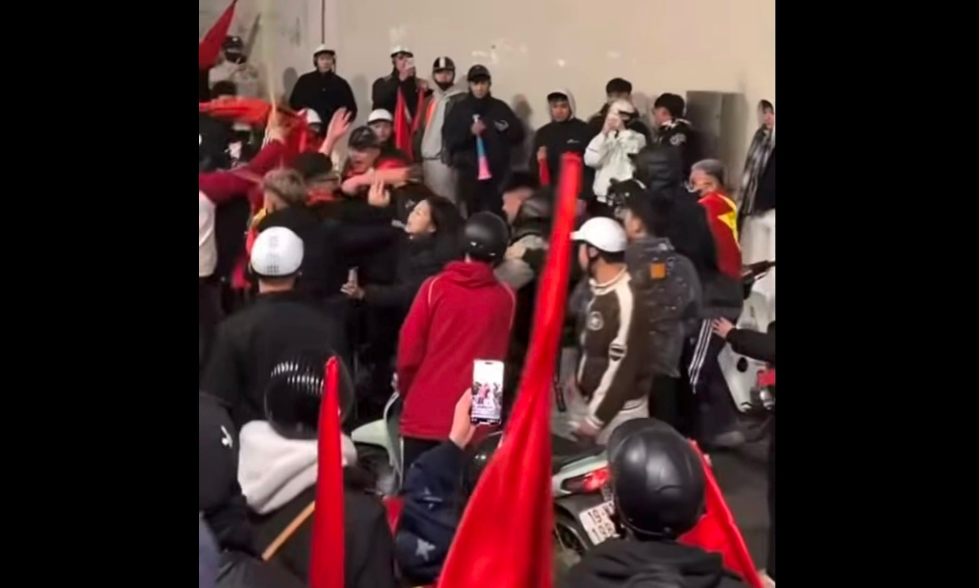 C&ocirc;ng an x&aacute;c minh clip nh&oacute;m thanh ni&ecirc;n s&agrave;m sỡ c&ocirc; g&aacute;i, h&agrave;nh hung bạn trai nạn nh&acirc;n tại hầm Kim Li&ecirc;n- Ảnh 1.