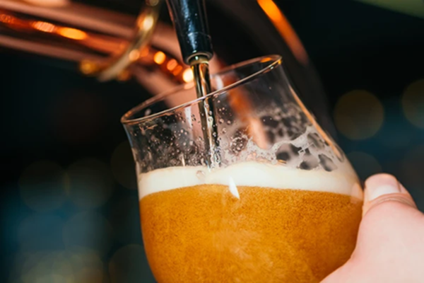 Bất ngờ: 6 c&ocirc;ng dụng &iacute;t ai ngờ của bia- Ảnh 1.