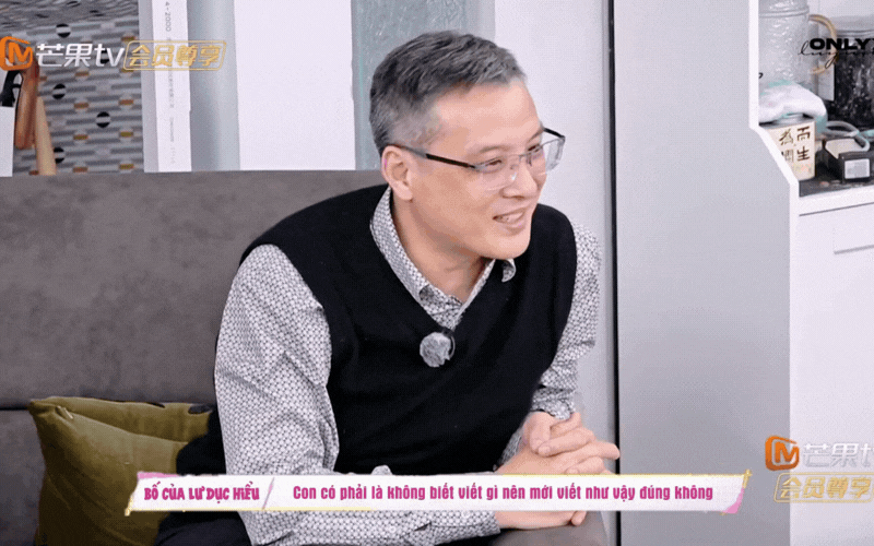 Đừng chỉ nh&igrave;n v&agrave;o d&aacute;ng đi "chim c&aacute;nh cụt lưng g&ugrave;" của Lư Dục Hiểu, h&atilde;y nh&igrave;n v&agrave;o c&aacute;ch bố mẹ c&ocirc; ấy kẹp r&egrave;m cửa: H&oacute;a ra, "nh&agrave;" ch&iacute;nh l&agrave; nơi sinh ra một đứa trẻ hạnh ph&uacute;c!- Ảnh 12.