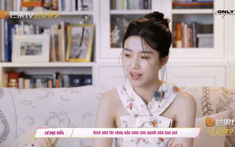 Đừng chỉ nh&igrave;n v&agrave;o d&aacute;ng đi "chim c&aacute;nh cụt lưng g&ugrave;" của Lư Dục Hiểu, h&atilde;y nh&igrave;n v&agrave;o c&aacute;ch bố mẹ c&ocirc; ấy kẹp r&egrave;m cửa: H&oacute;a ra, "nh&agrave;" ch&iacute;nh l&agrave; nơi sinh ra một đứa trẻ hạnh ph&uacute;c!- Ảnh 4.