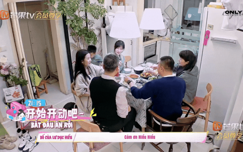 Đừng chỉ nh&igrave;n v&agrave;o d&aacute;ng đi "chim c&aacute;nh cụt lưng g&ugrave;" của Lư Dục Hiểu, h&atilde;y nh&igrave;n v&agrave;o c&aacute;ch bố mẹ c&ocirc; ấy kẹp r&egrave;m cửa: H&oacute;a ra, "nh&agrave;" ch&iacute;nh l&agrave; nơi sinh ra một đứa trẻ hạnh ph&uacute;c!- Ảnh 11.