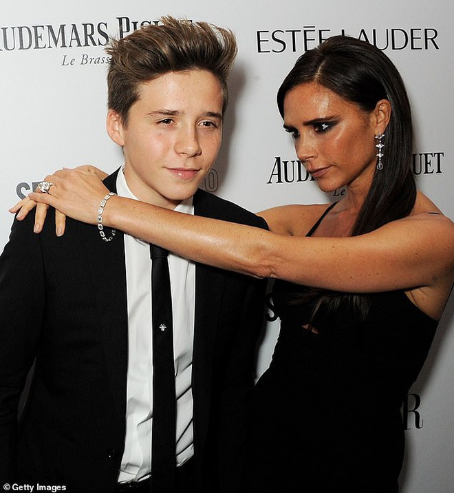 Bạn bè của Victoria Beckham bức xúc: Tại sao cô ấy không được nhảy thân mật với con trai của mình?- Ảnh 4. Bạn bè của Victoria Beckham bức xúc: Tại sao cô ấy không được nhảy thân mật với con trai của mình?- Ảnh 4.