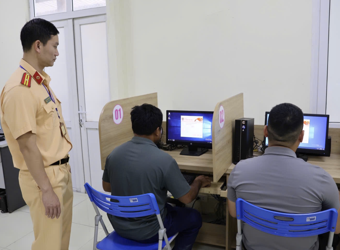 TH&Ocirc;NG B&Aacute;O: Người d&acirc;n mang ngay giấy ph&eacute;p l&aacute;i xe tới Ph&ograve;ng Cảnh s&aacute;t Giao th&ocirc;ng để l&agrave;m một việc!- Ảnh 1.