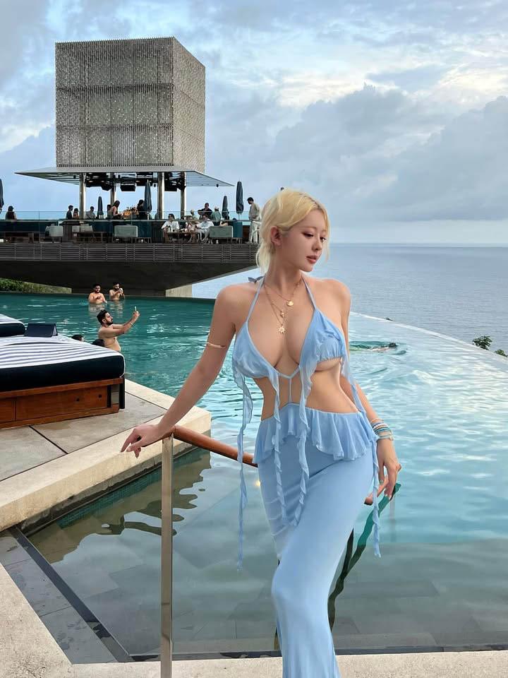 Bất chấp m&ugrave;a đ&ocirc;ng, hot girl diện bikini thậm ch&iacute; &ldquo;cosplay b&agrave; tưng&rdquo; khoe d&aacute;ng dưới trời tuyết- Ảnh 6.