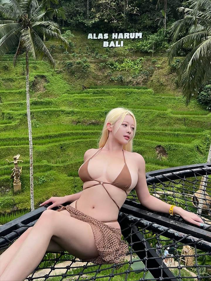 Bất chấp m&ugrave;a đ&ocirc;ng, hot girl diện bikini thậm ch&iacute; &ldquo;cosplay b&agrave; tưng&rdquo; khoe d&aacute;ng dưới trời tuyết- Ảnh 9.