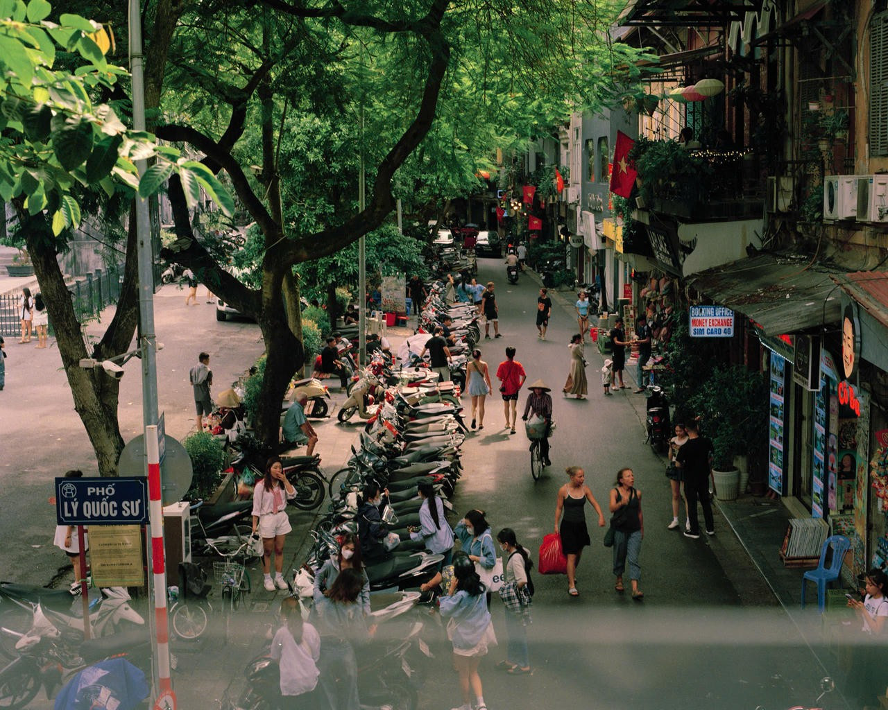 C&agrave; ph&ecirc;, tr&agrave; đ&aacute;, phố phường H&agrave; Nội xuất hiện ở triển l&atilde;m ảnh tại Mỹ- Ảnh 5.