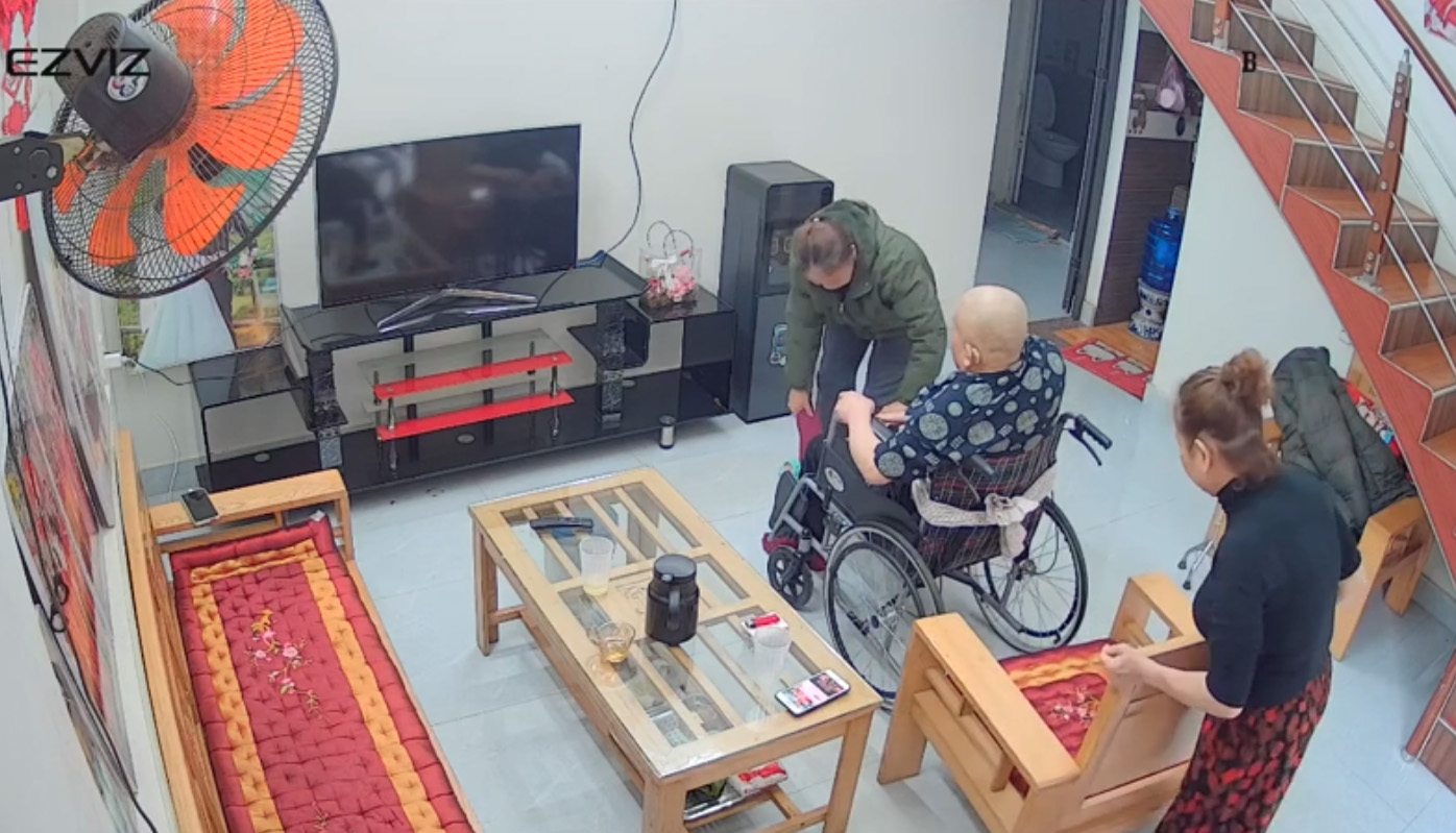 Hiếm có: Người phụ nữ sang chăm sóc ông thông gia bị bệnh ở Thái Nguyên, hé lộ câu chuyện phía sau- Ảnh 1. Hiếm có: Người phụ nữ sang chăm sóc ông thông gia bị bệnh ở Thái Nguyên, hé lộ câu chuyện phía sau- Ảnh 1.