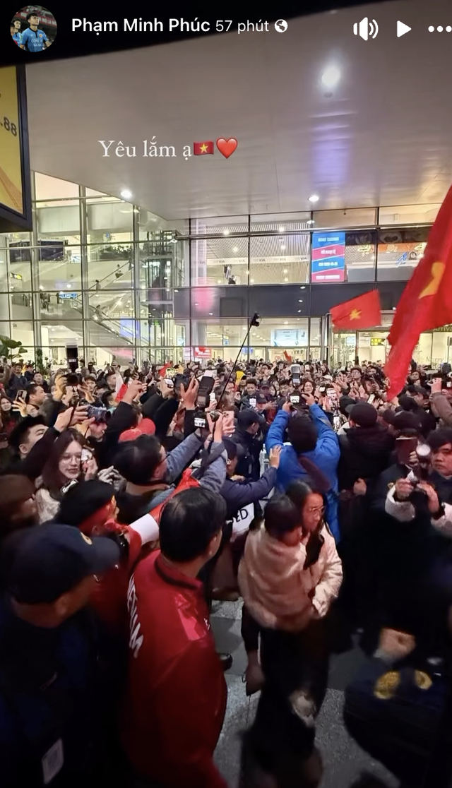 Bố Minh Ph&uacute;c động vi&ecirc;n bố Hiểu Minh đang x&oacute;t con chấn thương: Nỗi l&ograve;ng người cha c&oacute; con kho&aacute;c &aacute;o U23 Việt Nam- Ảnh 2.