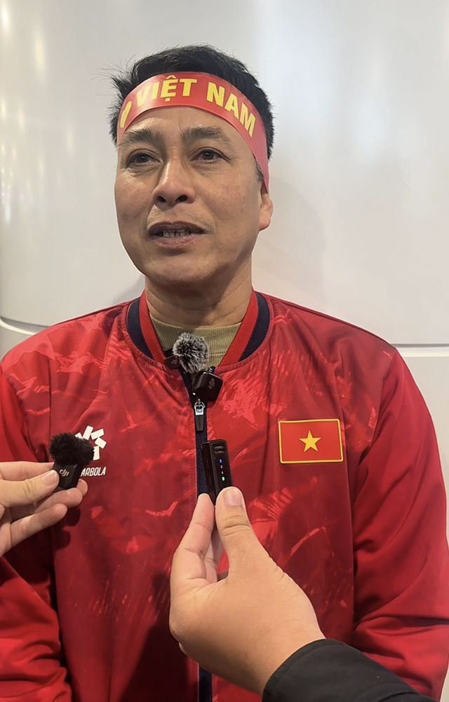 Bố Minh Ph&uacute;c động vi&ecirc;n bố Hiểu Minh đang x&oacute;t con chấn thương: Nỗi l&ograve;ng người cha c&oacute; con kho&aacute;c &aacute;o U23 Việt Nam- Ảnh 1.