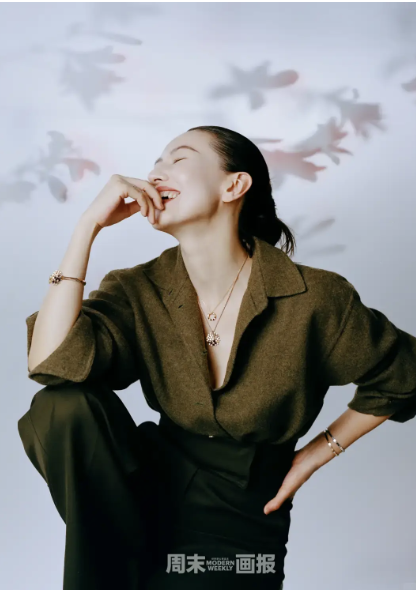 Đừng mải m&ecirc; "hack tuổi", cứ nh&igrave;n Cao Vi&ecirc;n Vi&ecirc;n, Tống Giai v&agrave; Trần Nghi&ecirc;n Hy m&agrave; xem: Phụ nữ ngo&agrave;i 40 đẹp nhất l&agrave; khi được "sống thật" trong bộ đồ m&igrave;nh mặc- Ảnh 3.