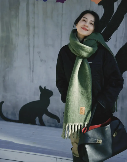 Đừng mải m&ecirc; "hack tuổi", cứ nh&igrave;n Cao Vi&ecirc;n Vi&ecirc;n, Tống Giai v&agrave; Trần Nghi&ecirc;n Hy m&agrave; xem: Phụ nữ ngo&agrave;i 40 đẹp nhất l&agrave; khi được "sống thật" trong bộ đồ m&igrave;nh mặc- Ảnh 5.