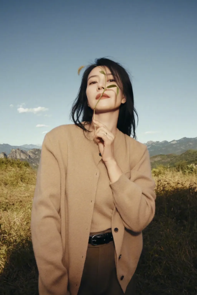 Đừng mải m&ecirc; "hack tuổi", cứ nh&igrave;n Cao Vi&ecirc;n Vi&ecirc;n, Tống Giai v&agrave; Trần Nghi&ecirc;n Hy m&agrave; xem: Phụ nữ ngo&agrave;i 40 đẹp nhất l&agrave; khi được "sống thật" trong bộ đồ m&igrave;nh mặc- Ảnh 4.