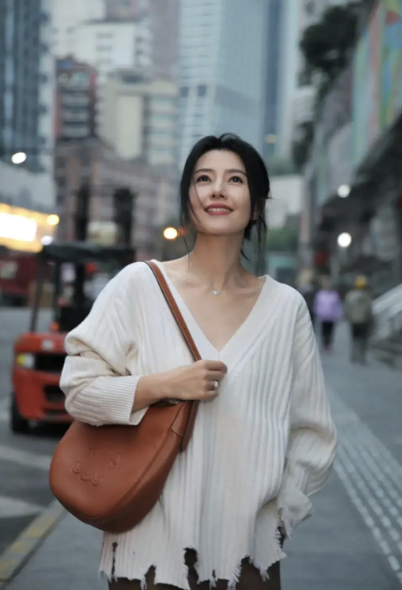 Đừng mải m&ecirc; "hack tuổi", cứ nh&igrave;n Cao Vi&ecirc;n Vi&ecirc;n, Tống Giai v&agrave; Trần Nghi&ecirc;n Hy m&agrave; xem: Phụ nữ ngo&agrave;i 40 đẹp nhất l&agrave; khi được "sống thật" trong bộ đồ m&igrave;nh mặc- Ảnh 10.