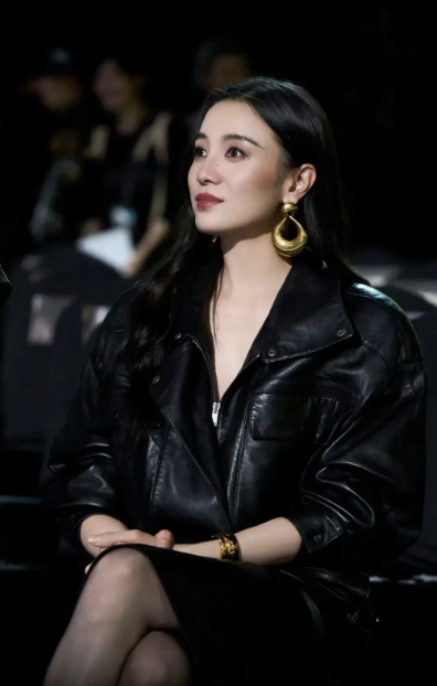 Đừng mải m&ecirc; "hack tuổi", cứ nh&igrave;n Cao Vi&ecirc;n Vi&ecirc;n, Tống Giai v&agrave; Trần Nghi&ecirc;n Hy m&agrave; xem: Phụ nữ ngo&agrave;i 40 đẹp nhất l&agrave; khi được "sống thật" trong bộ đồ m&igrave;nh mặc- Ảnh 21.