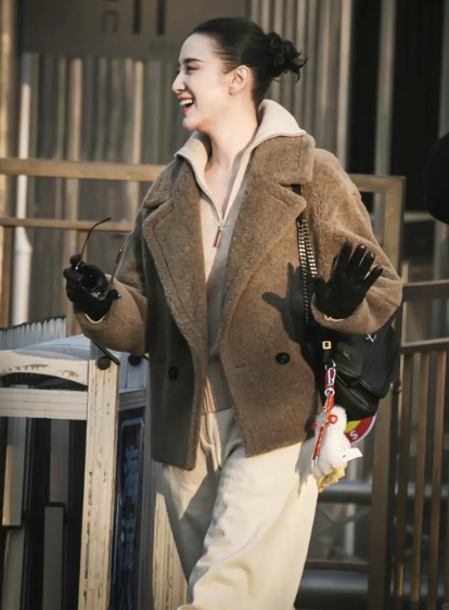 Đừng mải m&ecirc; "hack tuổi", cứ nh&igrave;n Cao Vi&ecirc;n Vi&ecirc;n, Tống Giai v&agrave; Trần Nghi&ecirc;n Hy m&agrave; xem: Phụ nữ ngo&agrave;i 40 đẹp nhất l&agrave; khi được "sống thật" trong bộ đồ m&igrave;nh mặc- Ảnh 23.