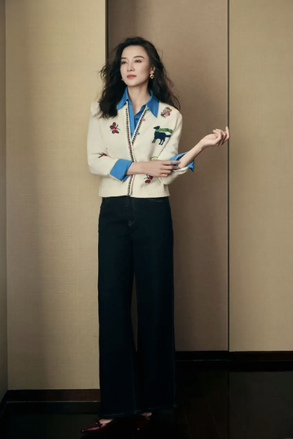 Đừng mải m&ecirc; "hack tuổi", cứ nh&igrave;n Cao Vi&ecirc;n Vi&ecirc;n, Tống Giai v&agrave; Trần Nghi&ecirc;n Hy m&agrave; xem: Phụ nữ ngo&agrave;i 40 đẹp nhất l&agrave; khi được "sống thật" trong bộ đồ m&igrave;nh mặc- Ảnh 22.