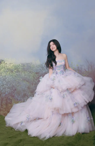 Đừng mải m&ecirc; "hack tuổi", cứ nh&igrave;n Cao Vi&ecirc;n Vi&ecirc;n, Tống Giai v&agrave; Trần Nghi&ecirc;n Hy m&agrave; xem: Phụ nữ ngo&agrave;i 40 đẹp nhất l&agrave; khi được "sống thật" trong bộ đồ m&igrave;nh mặc- Ảnh 28.