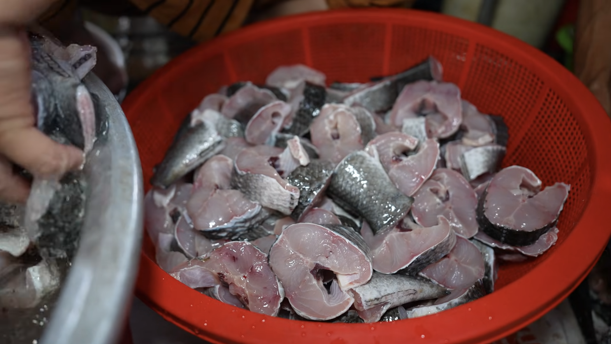 Mất ngủ đợi chờ quán bún có miếng cá sạch bong không còn giọt máu, giá 100k vẫn thấy xứng đáng- Ảnh 5. Mất ngủ đợi chờ quán bún có miếng cá sạch bong không còn giọt máu, giá 100k vẫn thấy xứng đáng- Ảnh 5.