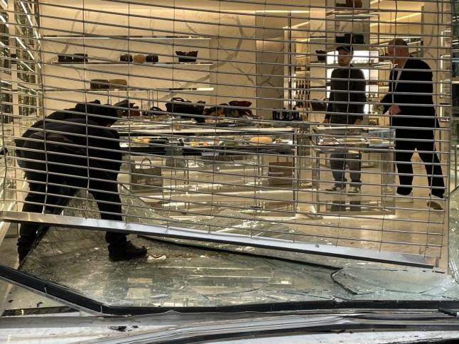 Li&ecirc;n tiếp 2 vụ cướp cửa h&agrave;ng Saint Laurent v&agrave; Rolex tr&ecirc;n c&ugrave;ng con phố trong chưa đầy 1 tuần- Ảnh 2.