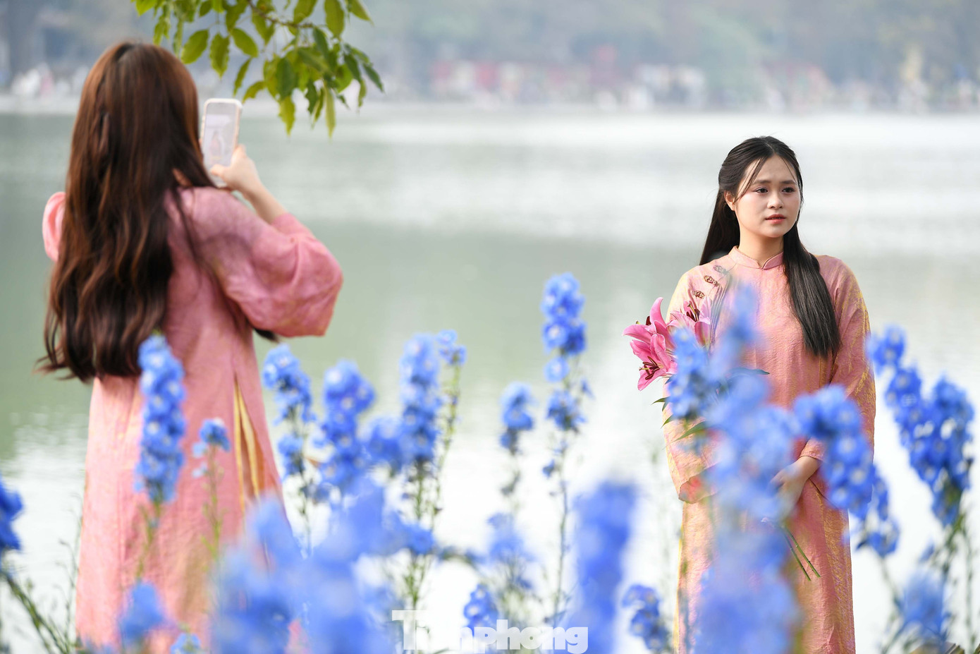 Chen ch&acirc;n chụp ảnh &aacute;o d&agrave;i Tết ở Hồ Gươm- Ảnh 5.