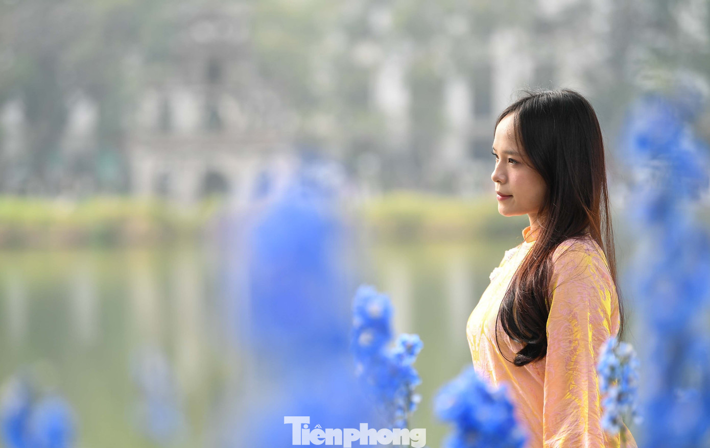 Chen ch&acirc;n chụp ảnh &aacute;o d&agrave;i Tết ở Hồ Gươm- Ảnh 8.