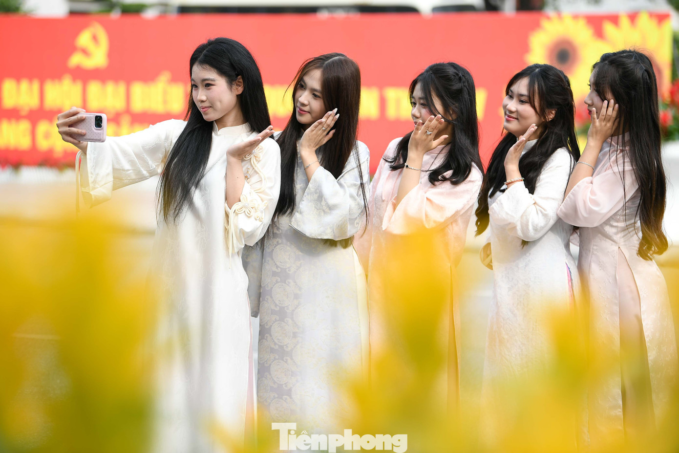 Chen ch&acirc;n chụp ảnh &aacute;o d&agrave;i Tết ở Hồ Gươm- Ảnh 7.