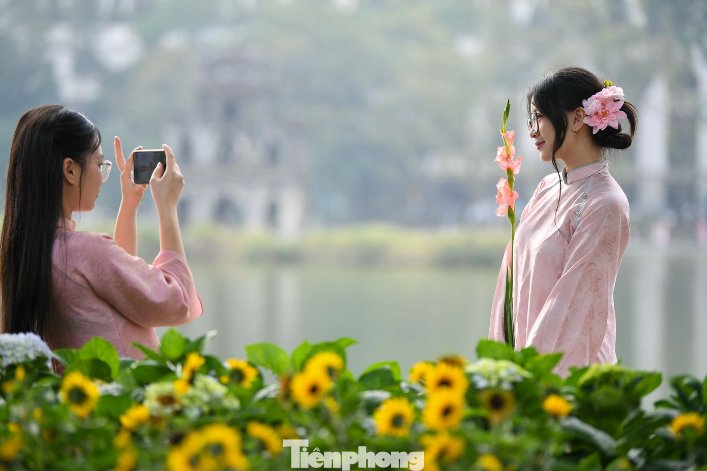 Chen ch&acirc;n chụp ảnh &aacute;o d&agrave;i Tết ở Hồ Gươm- Ảnh 3.