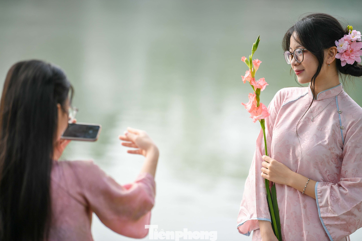 Chen ch&acirc;n chụp ảnh &aacute;o d&agrave;i Tết ở Hồ Gươm- Ảnh 2.