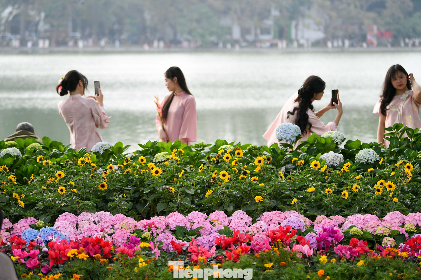 Chen ch&acirc;n chụp ảnh &aacute;o d&agrave;i Tết ở Hồ Gươm- Ảnh 4.