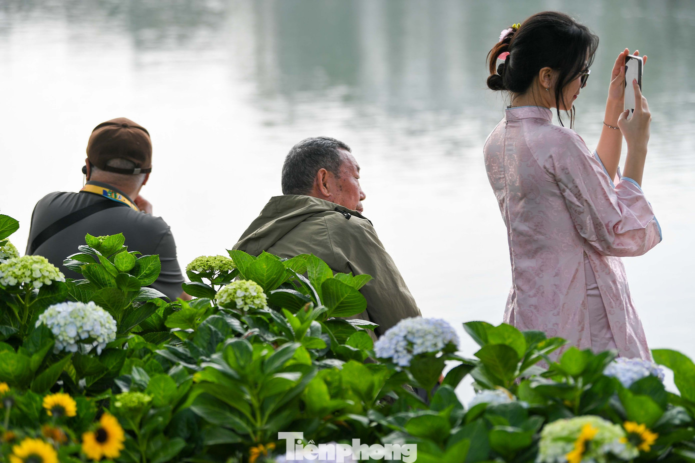Chen ch&acirc;n chụp ảnh &aacute;o d&agrave;i Tết ở Hồ Gươm- Ảnh 6.