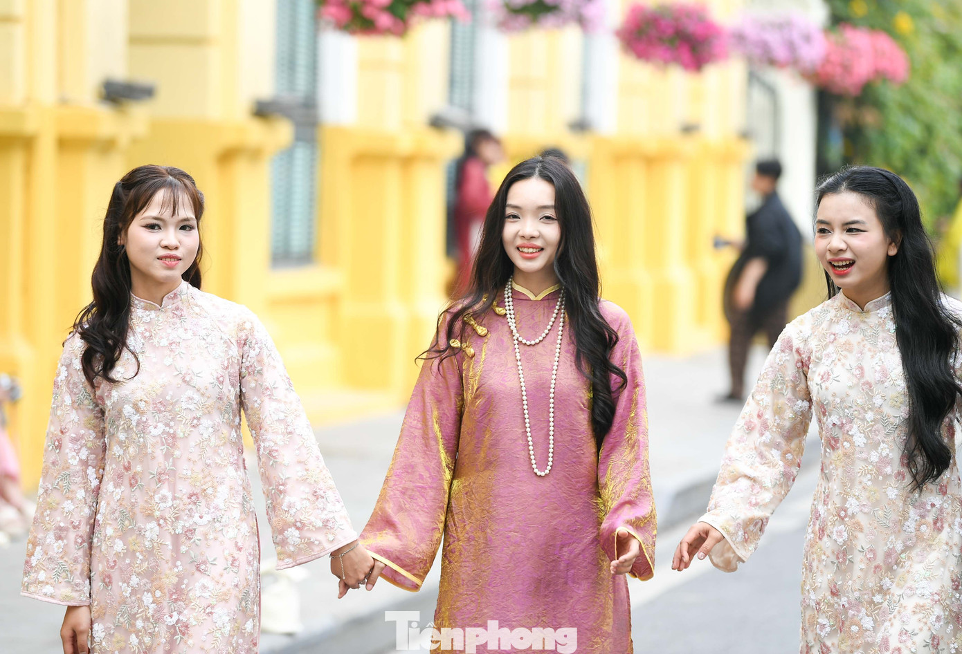 Chen ch&acirc;n chụp ảnh &aacute;o d&agrave;i Tết ở Hồ Gươm- Ảnh 9.