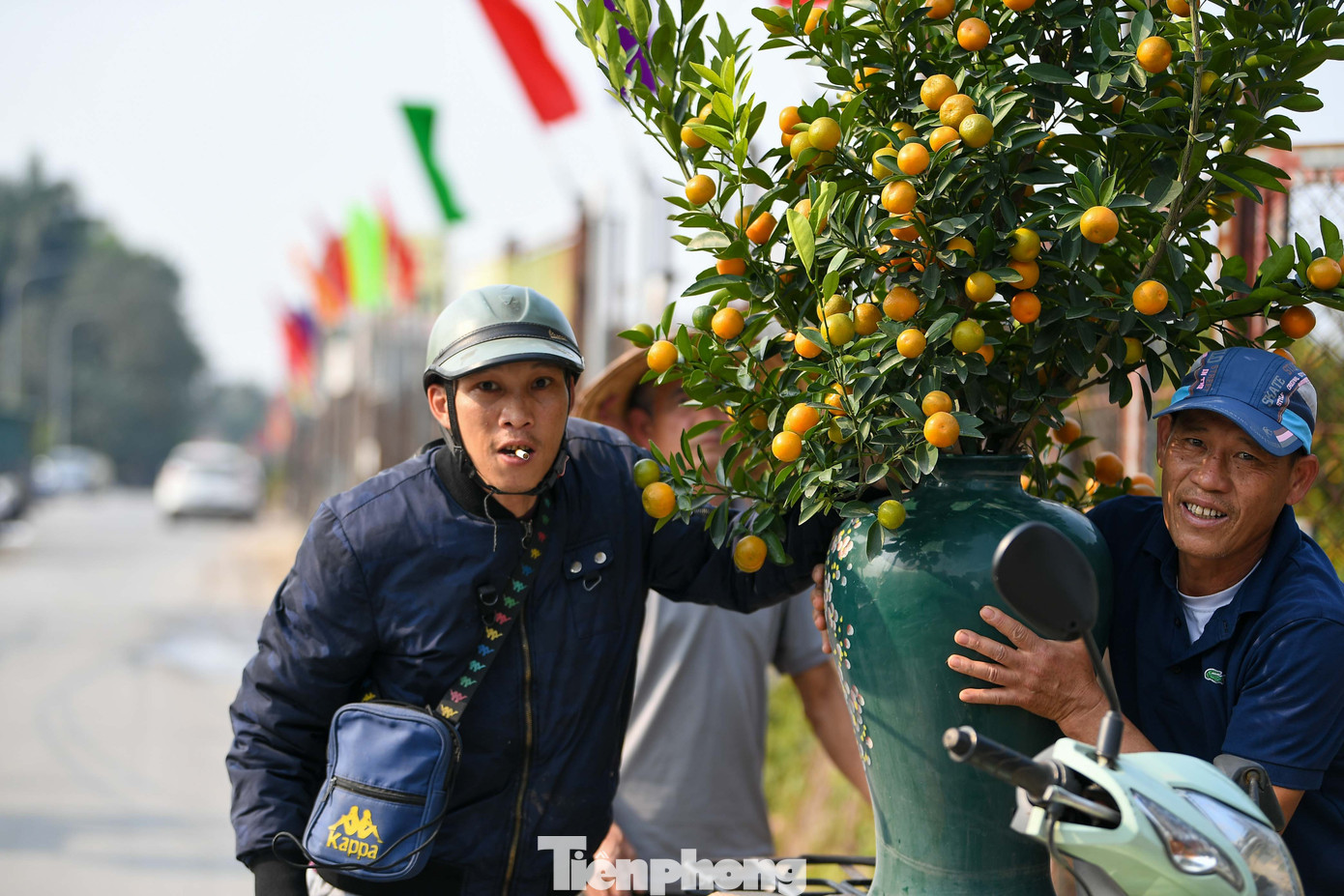 Mưa r&eacute;t phủ l&agrave;ng quất Tứ Li&ecirc;n, người H&agrave; Nội vẫn h&agrave;o hứng &lsquo;săn&rsquo; quất- Ảnh 19.