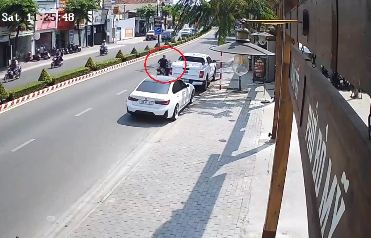 Clip: Người đ&agrave;n &ocirc;ng chạy xe m&aacute;y đập gương chiếu hậu &ocirc; t&ocirc; tr&ecirc;n phố- Ảnh 2.