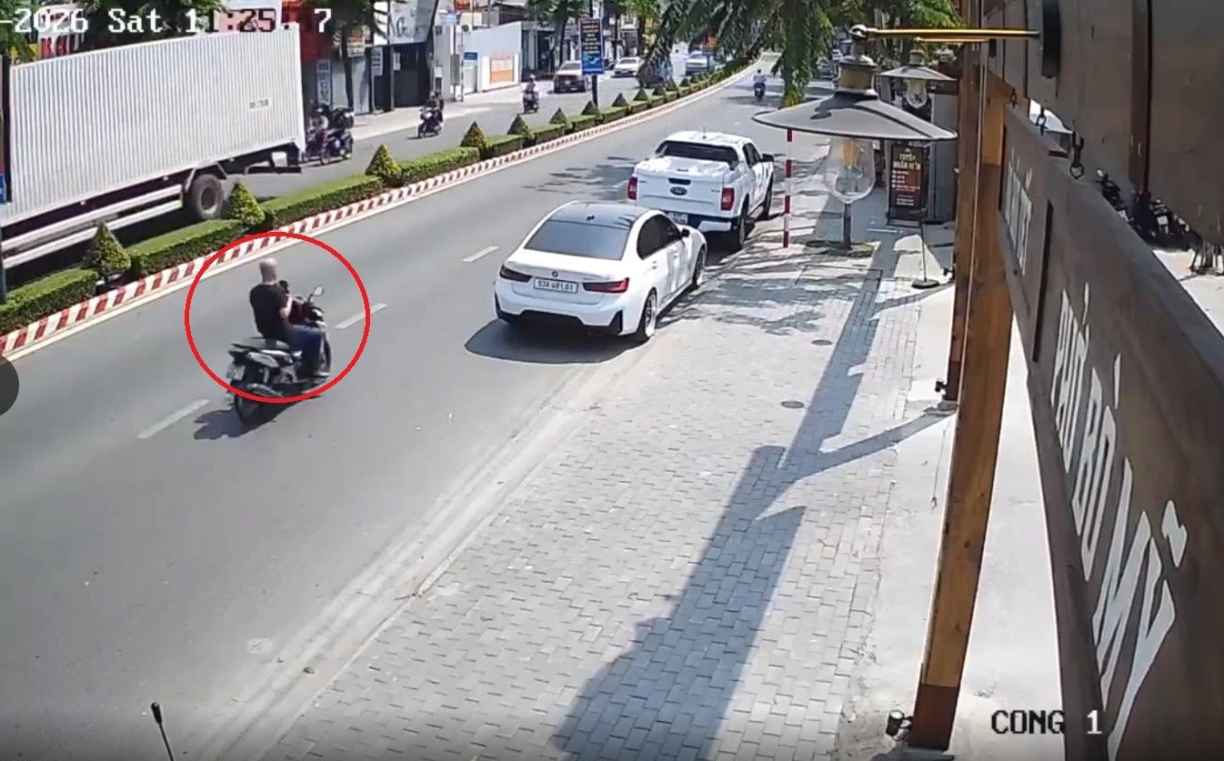 Clip: Người đ&agrave;n &ocirc;ng chạy xe m&aacute;y đập gương chiếu hậu &ocirc; t&ocirc; tr&ecirc;n phố- Ảnh 1.
