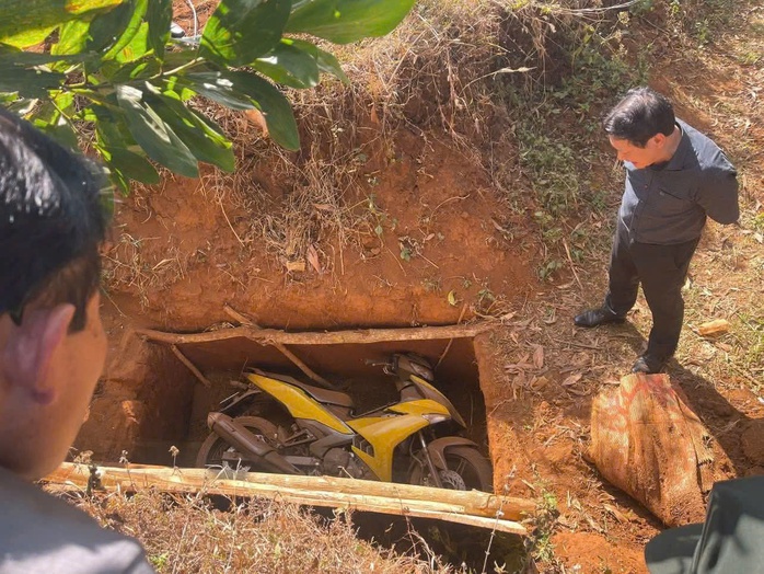 Truy tìm nghi phạm cướp ngân hàng ở Gia Lai: Phát hiện xe máy bị chôn gần khu công nghiệp- Ảnh 2. Truy tìm nghi phạm cướp ngân hàng ở Gia Lai: Phát hiện xe máy bị chôn gần khu công nghiệp- Ảnh 2.