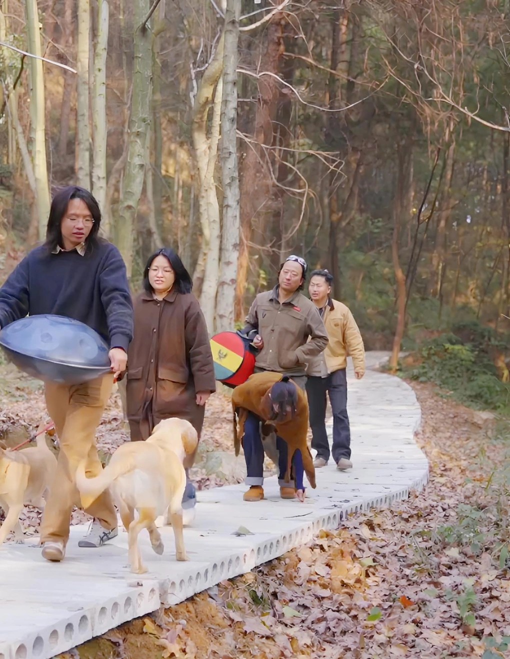 Nhóm bạn 9X bỏ phố, lên núi ở ẩn: Nhận lương 50.000 đồng/giờ là không đáng sống, lên núi “dễ thở” hơn- Ảnh 1. Nhóm bạn 9X bỏ phố, lên núi ở ẩn: Nhận lương 50.000 đồng/giờ là không đáng sống, lên núi “dễ thở” hơn- Ảnh 1.