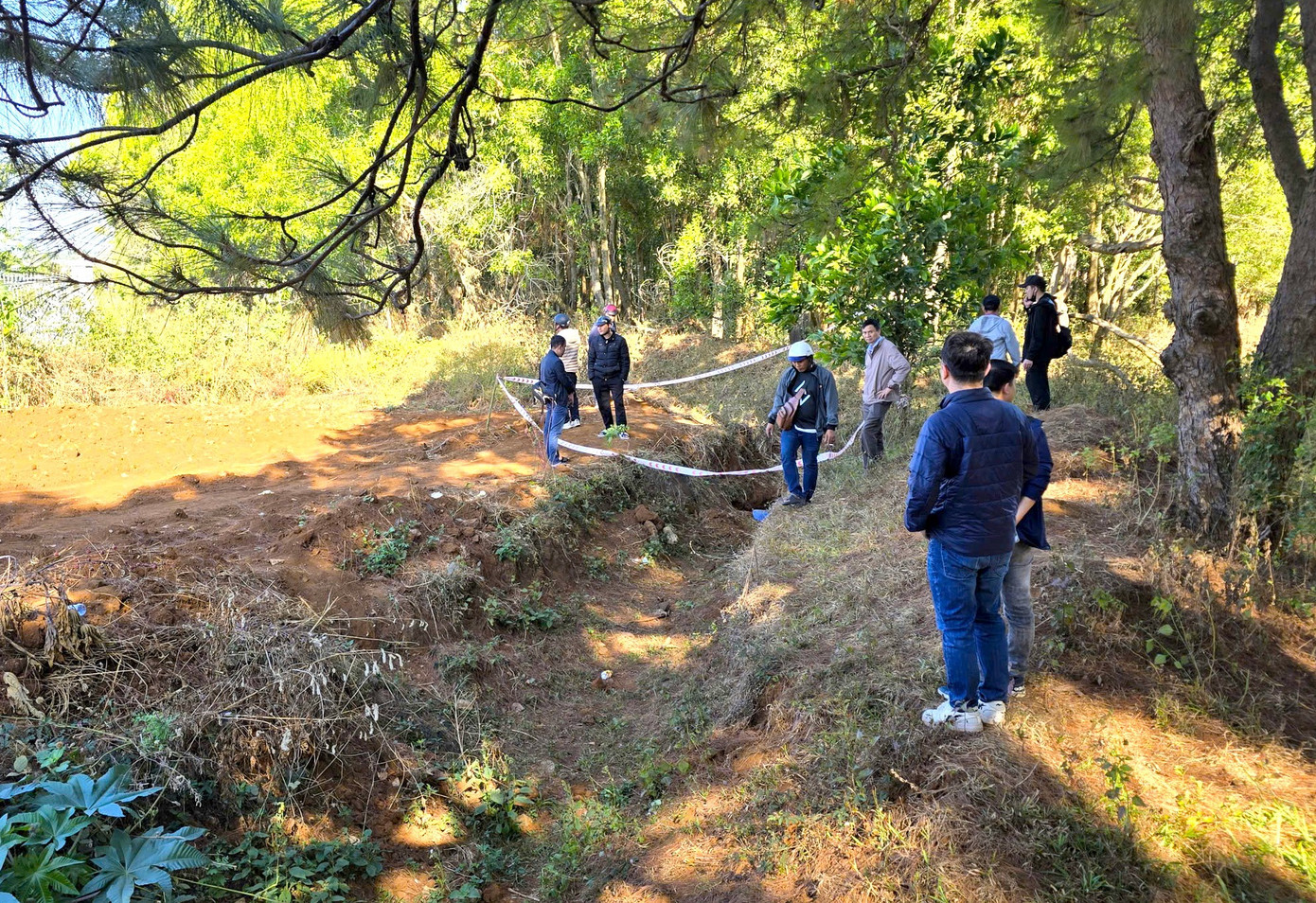 Vụ cướp ng&acirc;n h&agrave;ng ở Gia Lai: Ph&aacute;t hiện th&ecirc;m dấu vết đốt quần &aacute;o, trang bị để phi tang- Ảnh 1.