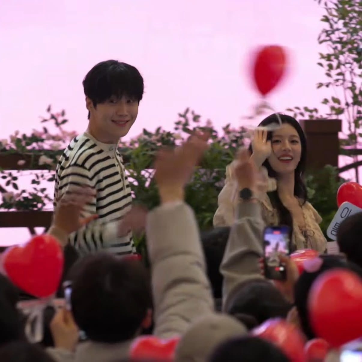 Cặp đ&ocirc;i ng&ocirc;n t&igrave;nh bị ph&aacute;t hiện ở chung lều chấn động MXH: Nh&agrave; g&aacute;i c&ocirc;ng khai ảnh t&igrave;nh cảm, đẹp đ&ocirc;i qu&aacute; đi mất- Ảnh 6.