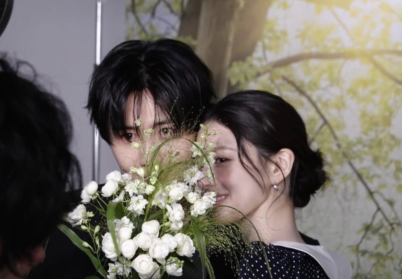 Cặp đ&ocirc;i ng&ocirc;n t&igrave;nh bị ph&aacute;t hiện ở chung lều chấn động MXH: Nh&agrave; g&aacute;i c&ocirc;ng khai ảnh t&igrave;nh cảm, đẹp đ&ocirc;i qu&aacute; đi mất- Ảnh 1.