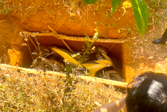 Vụ cướp ng&acirc;n h&agrave;ng ở Gia Lai: Ph&aacute;t hiện th&ecirc;m dấu vết đốt quần &aacute;o, trang bị để phi tang- Ảnh 5.