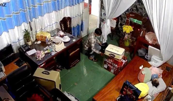 CLIP: Nam thanh ni&ecirc;n lẻn v&agrave;o tiệc cưới ăn cắp tiền mừng để mua v&agrave;ng v&agrave; Iphone tặng bạn g&aacute;i- Ảnh 1.